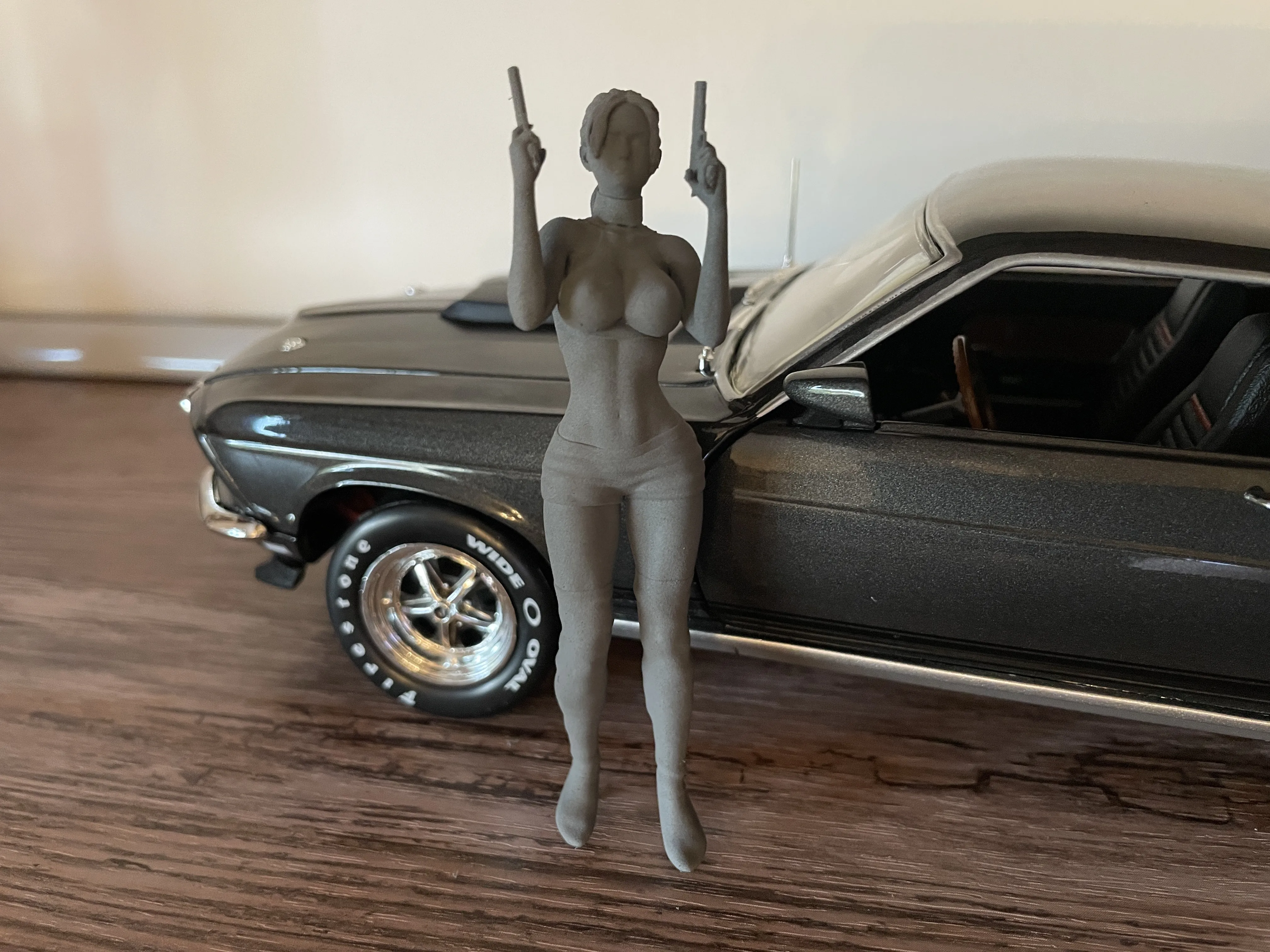 Femme Avec Double Pistolet 1