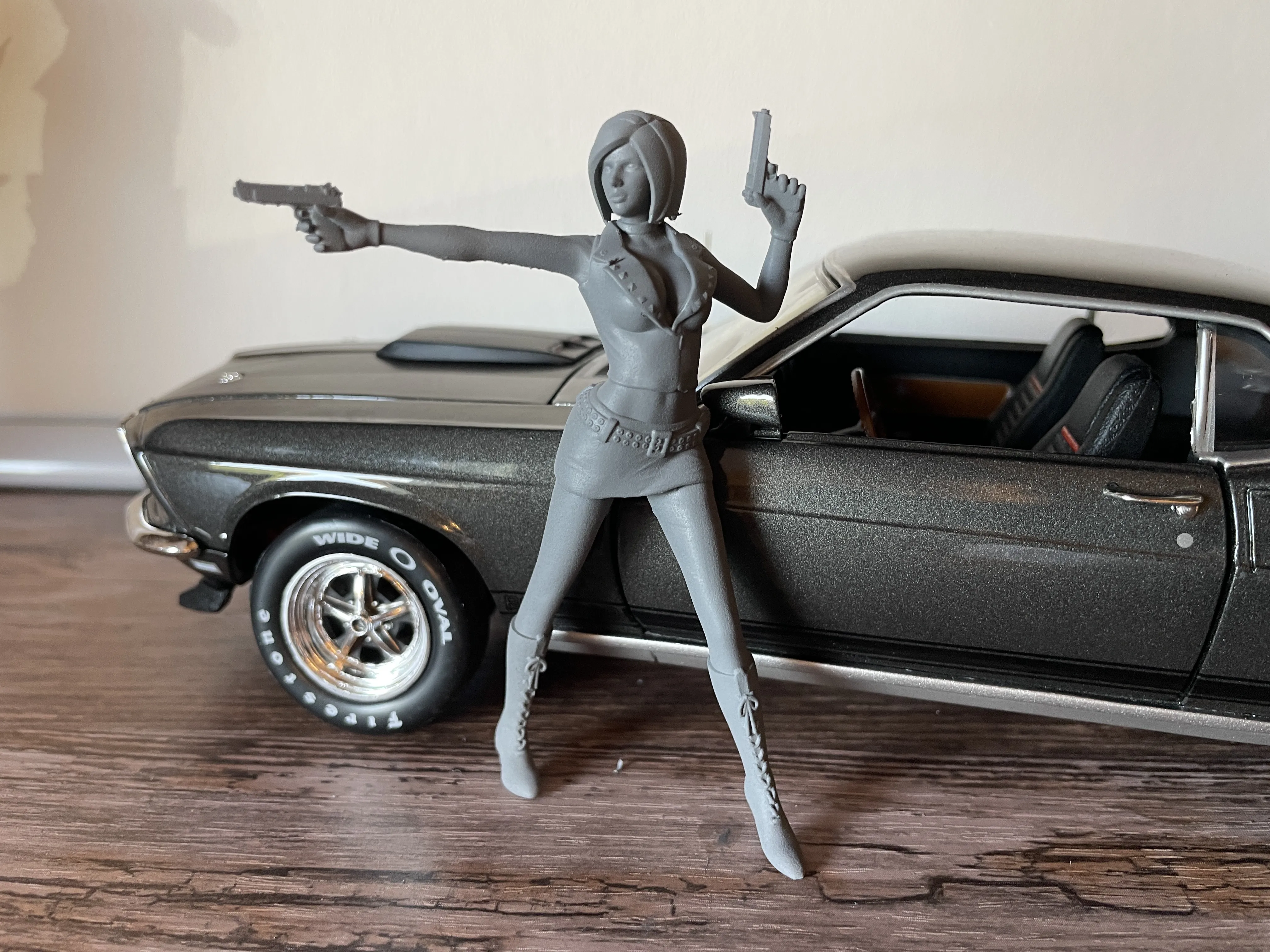 Femme Avec Double Pistolet 2