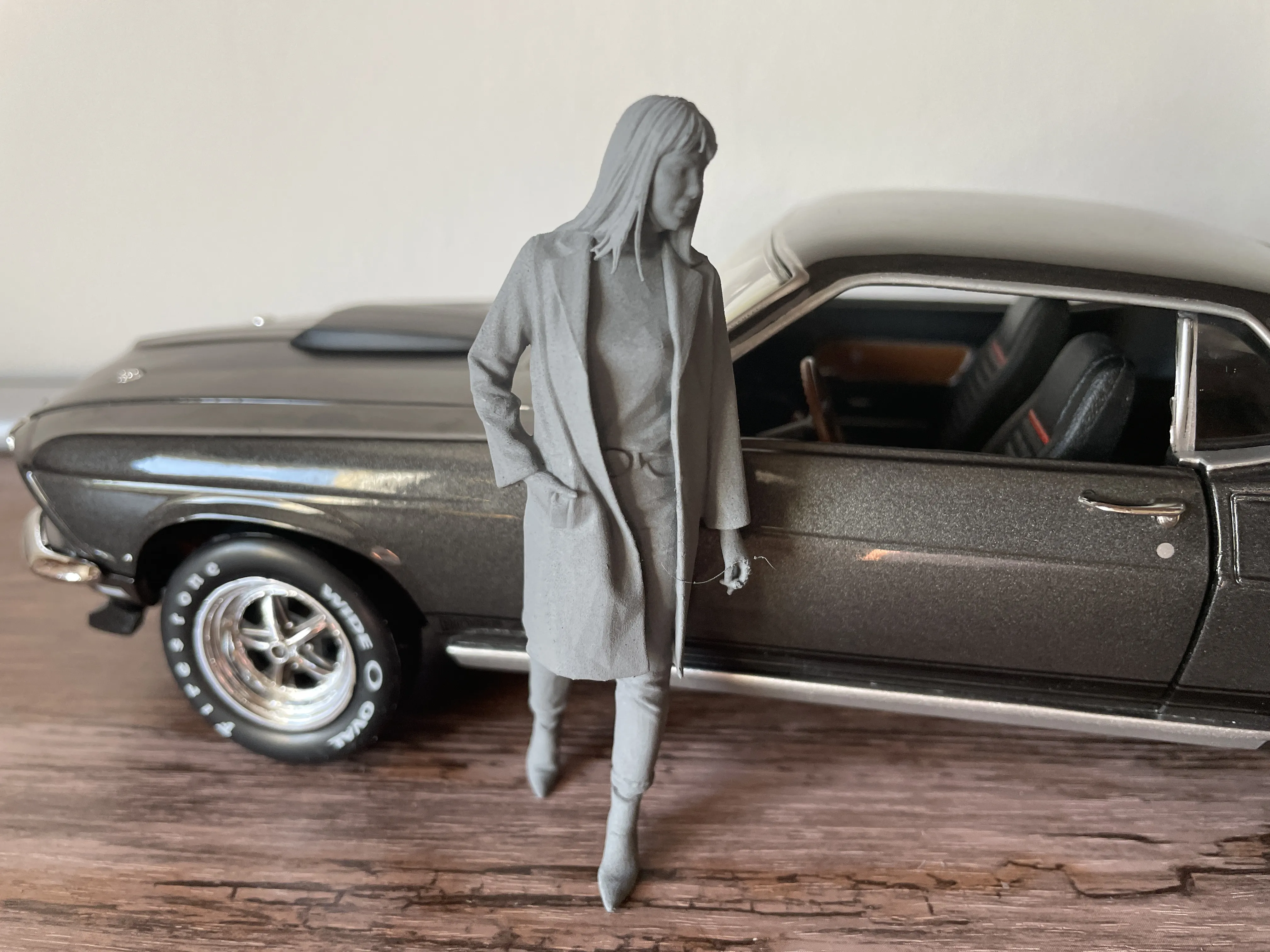 Femme En Trenchcoat 1