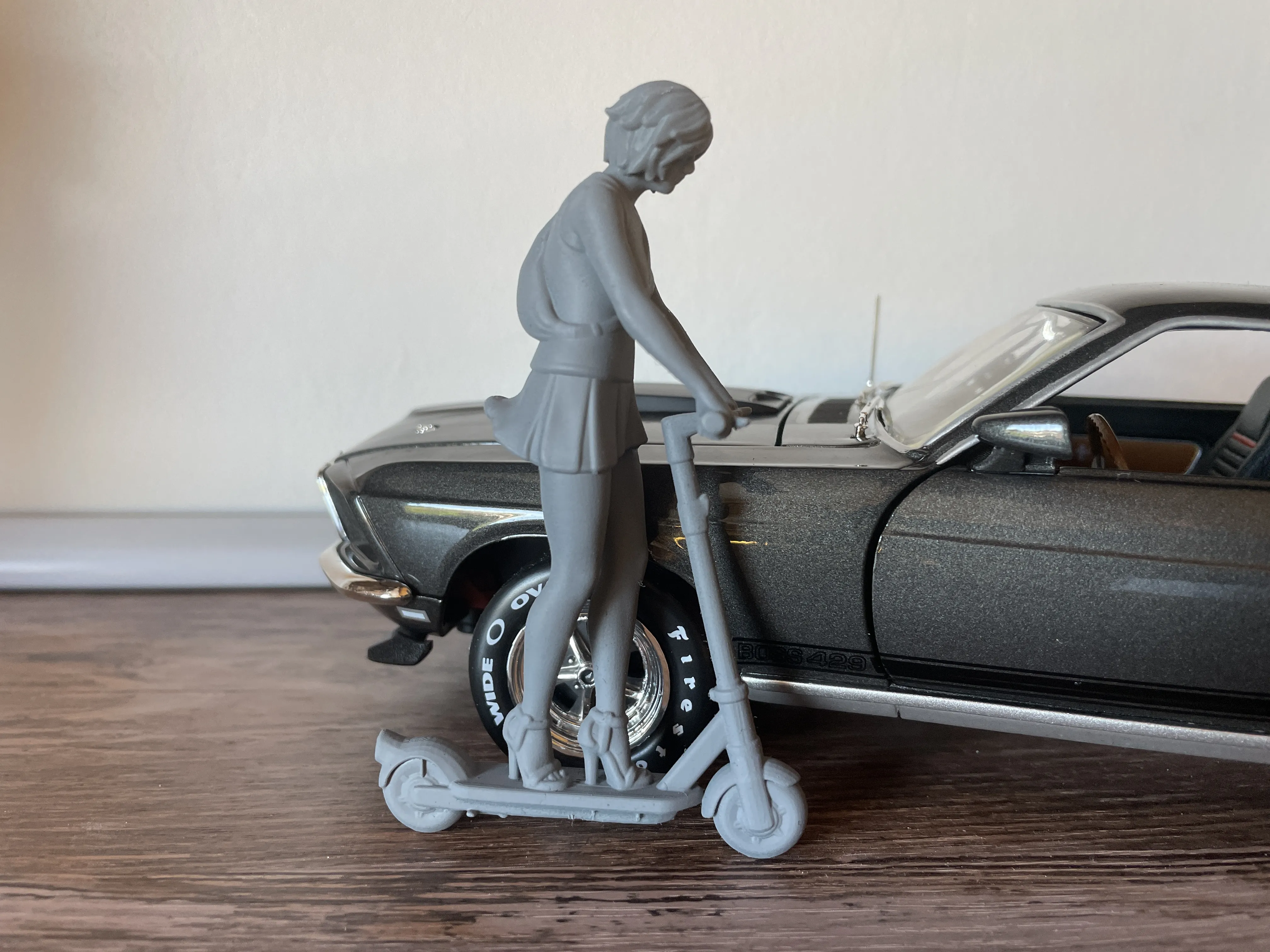 Femme En Trottinette 1