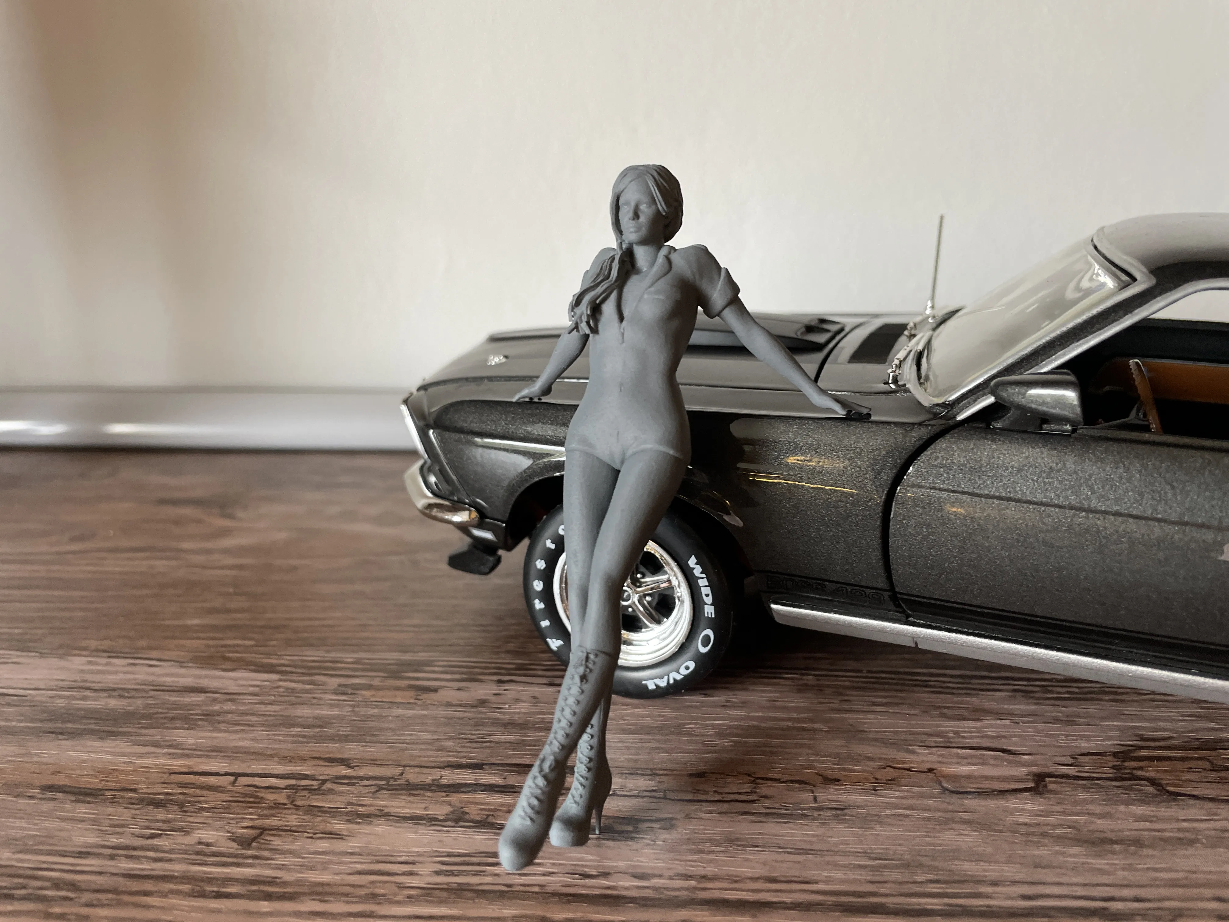 Femme Qui Pose Sur La Voiture 1