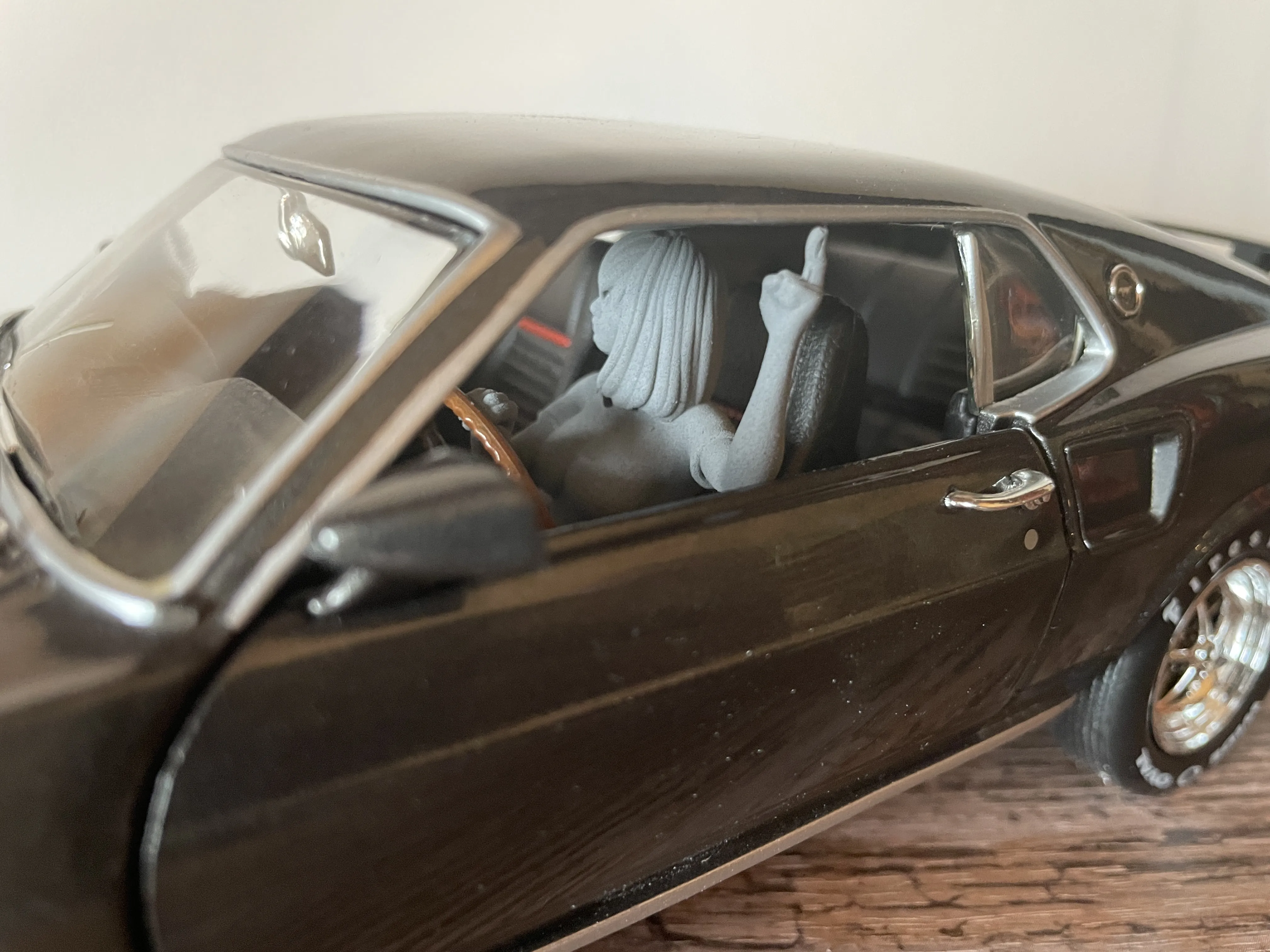 Femme au Volant 1 (Doigt)